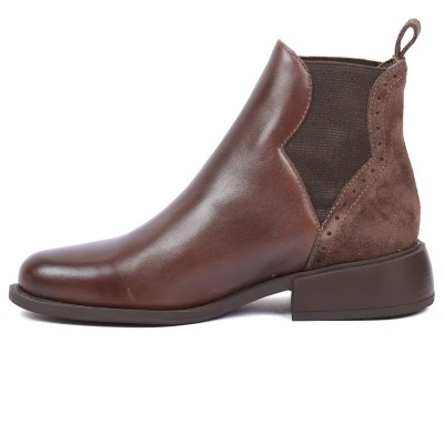 Boots Chelsea femme Andrea Bruni 100% cuir marron, empiècements élastiques et talon bas. Bout rond Réf AB-109-3-M Boots Chelsea femme Andrea Bruni 100% cuir marron, empiècements élastiques et talon bas. Bout rond Réf AB-109-3-M
