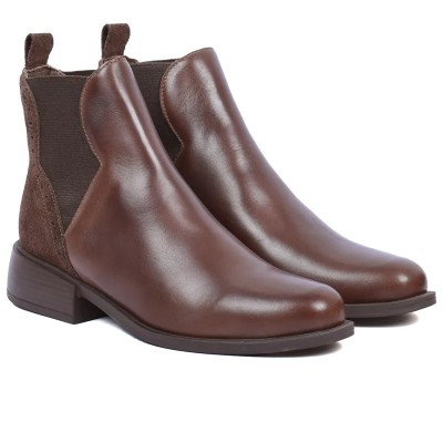 Boots Chelsea femme Andrea Bruni 100% cuir marron, empiècements élastiques et talon bas. Bout rond Réf AB-109-3-M Boots Chelsea femme Andrea Bruni 100% cuir marron, empiècements élastiques et talon bas. Bout rond Réf AB-109-3-M