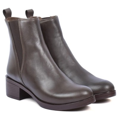 Boots Chelsea femme Andrea Bruni 100% cuir marron, empiècements élastiques marron et talon carré bas. Bout rond Réf AB-524-1-M Boots Chelsea femme Andrea Bruni 100% cuir marron, empiècements élastiques marron et talon carré bas. Bout rond Réf AB-524-1-M