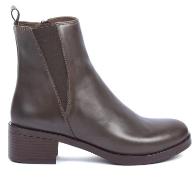 Boots Chelsea femme Andrea Bruni 100% cuir marron, empiècements élastiques marron et talon carré bas. Bout rond Réf AB-524-1-M Boots Chelsea femme Andrea Bruni 100% cuir marron, empiècements élastiques marron et talon carré bas. Bout rond Réf AB-524-1-M
