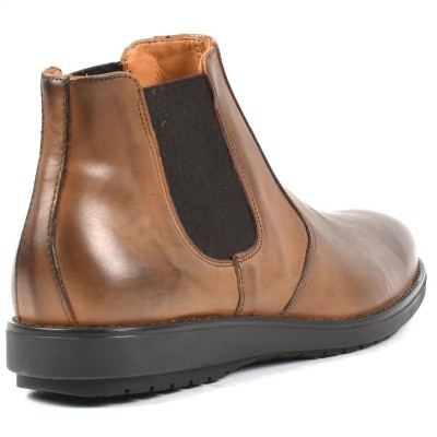 Bottines Chelsea en cuir marron foncé pour homme avec élastiques latéraux noirs, semelle crantée noire et finition patinée. Bottines Chelsea en cuir marron foncé pour homme avec élastiques latéraux noirs, semelle crantée noire et finition patinée.