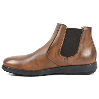 Bottines Chelsea en cuir marron foncé pour homme avec élastiques latéraux noirs, semelle crantée noire et finition patinée. Bottines Chelsea en cuir marron foncé pour homme avec élastiques latéraux noirs, semelle crantée noire et finition patinée.