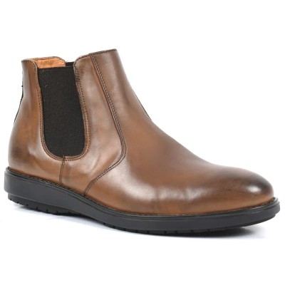 Bottines Chelsea en cuir marron foncé pour homme avec élastiques latéraux noirs, semelle crantée noire et finition patinée. Bottines Chelsea en cuir marron foncé pour homme avec élastiques latéraux noirs, semelle crantée noire et finition patinée.