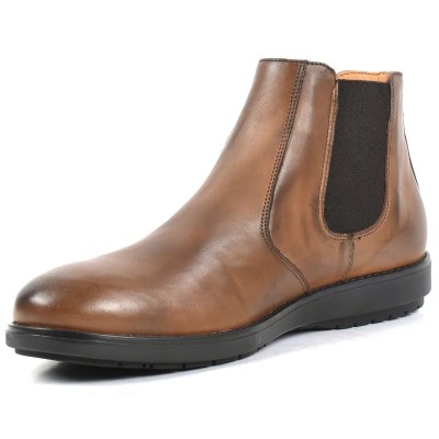 Bottines Chelsea en cuir marron foncé pour homme avec élastiques latéraux noirs, semelle crantée noire et finition patinée. Bottines Chelsea en cuir marron foncé pour homme avec élastiques latéraux noirs, semelle crantée noire et finition patinée.