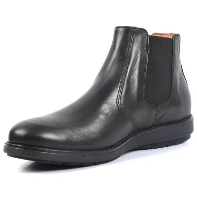 Bottines Chelsea en cuir noir pour homme avec élastiques latéraux noirs, semelle crantée noire et finition patinée. Bottines Chelsea en cuir noir pour homme avec élastiques latéraux noirs, semelle crantée noire et finition patinée.