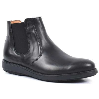 Bottines Chelsea en cuir noir pour homme avec élastiques latéraux noirs, semelle crantée noire et finition patinée. Bottines Chelsea en cuir noir pour homme avec élastiques latéraux noirs, semelle crantée noire et finition patinée.
