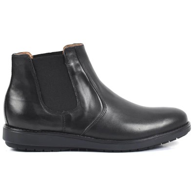 Bottines Chelsea en cuir noir pour homme avec élastiques latéraux noirs, semelle crantée noire et finition patinée. Bottines Chelsea en cuir noir pour homme avec élastiques latéraux noirs, semelle crantée noire et finition patinée.