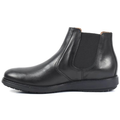 Bottines Chelsea en cuir noir pour homme avec élastiques latéraux noirs, semelle crantée noire et finition patinée. Bottines Chelsea en cuir noir pour homme avec élastiques latéraux noirs, semelle crantée noire et finition patinée.