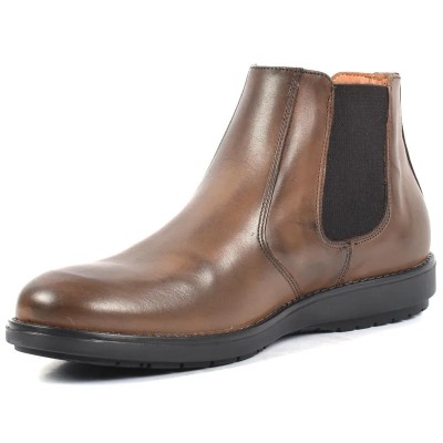 Bottines Chelsea en cuir marron foncé pour homme avec élastiques latéraux noirs, semelle crantée noire et finition patinée. Bottines Chelsea en cuir marron foncé pour homme avec élastiques latéraux noirs, semelle crantée noire et finition patinée.