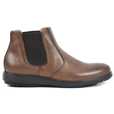 Bottines Chelsea en cuir marron foncé pour homme avec élastiques latéraux noirs, semelle crantée noire et finition patinée. Bottines Chelsea en cuir marron foncé pour homme avec élastiques latéraux noirs, semelle crantée noire et finition patinée.