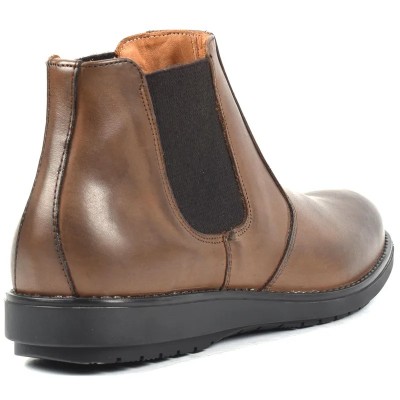 Bottines Chelsea en cuir marron foncé pour homme avec élastiques latéraux noirs, semelle crantée noire et finition patinée. Bottines Chelsea en cuir marron foncé pour homme avec élastiques latéraux noirs, semelle crantée noire et finition patinée.
