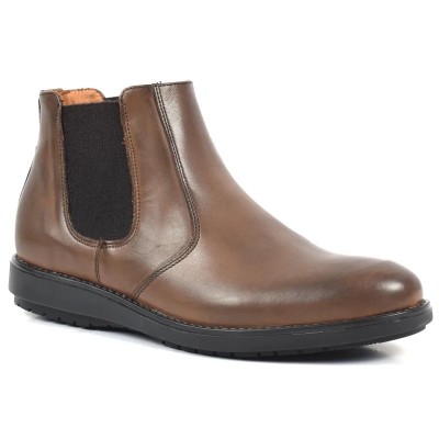 Bottines Chelsea en cuir marron foncé pour homme avec élastiques latéraux noirs, semelle crantée noire et finition patinée. Bottines Chelsea en cuir marron foncé pour homme avec élastiques latéraux noirs, semelle crantée noire et finition patinée.