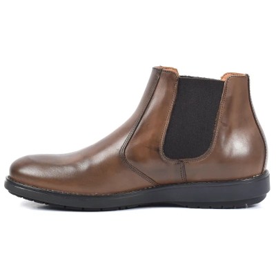 Bottines Chelsea en cuir marron foncé pour homme avec élastiques latéraux noirs, semelle crantée noire et finition patinée. Bottines Chelsea en cuir marron foncé pour homme avec élastiques latéraux noirs, semelle crantée noire et finition patinée.