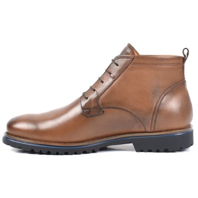 Bottine à lacets en cuir marron patiné pour homme, avec semelle crantée bicolore noire et bleue. Bottine à lacets en cuir marron patiné pour homme, avec semelle crantée bicolore noire et bleue.