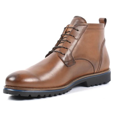 Bottine à lacets en cuir marron patiné pour homme, avec semelle crantée bicolore noire et bleue. Bottine à lacets en cuir marron patiné pour homme, avec semelle crantée bicolore noire et bleue.