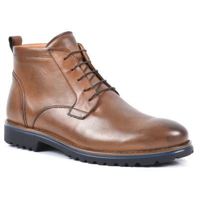 Bottine à lacets en cuir marron patiné pour homme, avec semelle crantée bicolore noire et bleue. Bottine à lacets en cuir marron patiné pour homme, avec semelle crantée bicolore noire et bleue.
