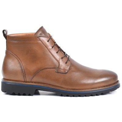 Bottine à lacets en cuir marron patiné pour homme, avec semelle crantée bicolore noire et bleue. Bottine à lacets en cuir marron patiné pour homme, avec semelle crantée bicolore noire et bleue.