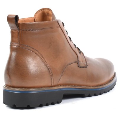 Bottine à lacets en cuir marron patiné pour homme, avec semelle crantée bicolore noire et bleue. Bottine à lacets en cuir marron patiné pour homme, avec semelle crantée bicolore noire et bleue.