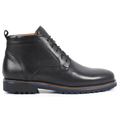 Bottine à lacets en cuir noir patiné pour homme, avec semelle crantée bicolore noire et bleue. Bottine à lacets en cuir noir patiné pour homme, avec semelle crantée bicolore noire et bleue.