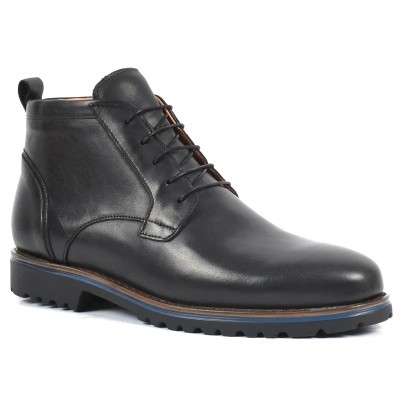 Bottine à lacets en cuir noir patiné pour homme, avec semelle crantée bicolore noire et bleue. Bottine à lacets en cuir noir patiné pour homme, avec semelle crantée bicolore noire et bleue.