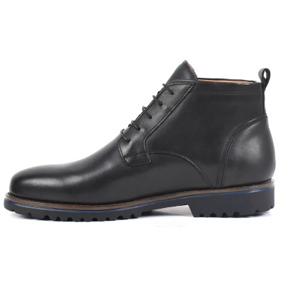 Bottine à lacets en cuir noir patiné pour homme, avec semelle crantée bicolore noire et bleue. Bottine à lacets en cuir noir patiné pour homme, avec semelle crantée bicolore noire et bleue.