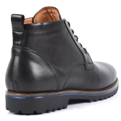 Bottine à lacets en cuir noir patiné pour homme, avec semelle crantée bicolore noire et bleue. Bottine à lacets en cuir noir patiné pour homme, avec semelle crantée bicolore noire et bleue.