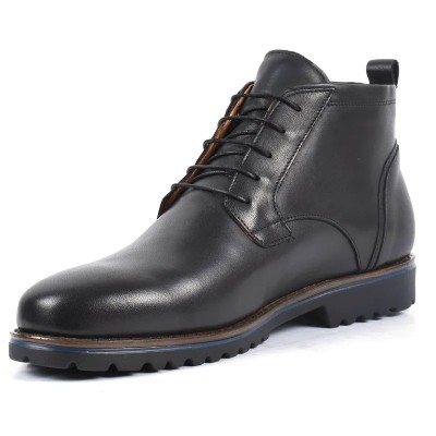 Bottine à lacets en cuir noir patiné pour homme, avec semelle crantée bicolore noire et bleue. Bottine à lacets en cuir noir patiné pour homme, avec semelle crantée bicolore noire et bleue.