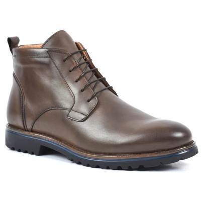 Bottine à lacets en cuir marron foncé patiné pour homme, avec semelle crantée bicolore noire et bleue. Bottine à lacets en cuir marron foncé patiné pour homme, avec semelle crantée bicolore noire et bleue.