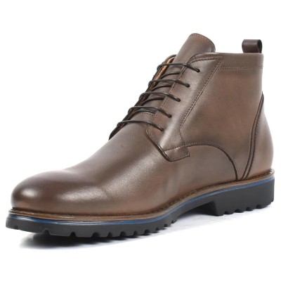 Bottine à lacets en cuir marron foncé patiné pour homme, avec semelle crantée bicolore noire et bleue. Bottine à lacets en cuir marron foncé patiné pour homme, avec semelle crantée bicolore noire et bleue.