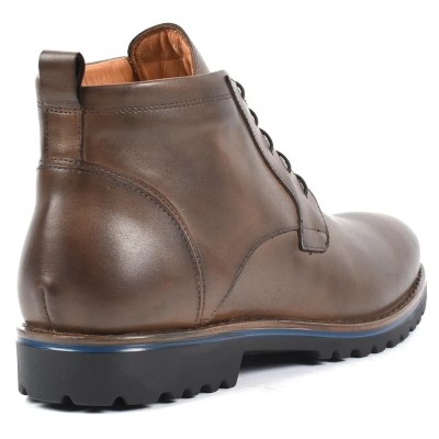 Bottine à lacets en cuir marron foncé patiné pour homme, avec semelle crantée bicolore noire et bleue. Bottine à lacets en cuir marron foncé patiné pour homme, avec semelle crantée bicolore noire et bleue.