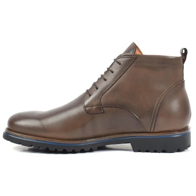 Bottine à lacets en cuir marron foncé patiné pour homme, avec semelle crantée bicolore noire et bleue. Bottine à lacets en cuir marron foncé patiné pour homme, avec semelle crantée bicolore noire et bleue.