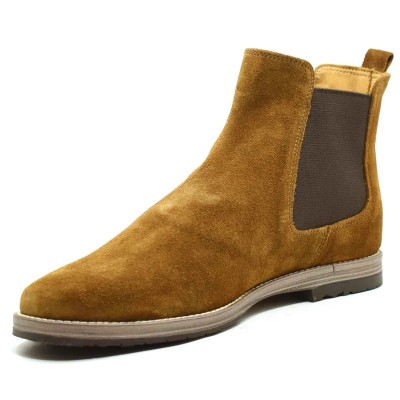 Bottines Chelsea en daim (cuir velours) marron clair pour homme, avec élastiques marron foncé et semelle fine. Bottines Chelsea en daim (cuir velours) marron clair pour homme, avec élastiques marron foncé et semelle fine.