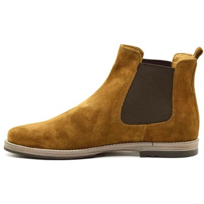 Bottines Chelsea en daim (cuir velours) marron clair pour homme, avec élastiques marron foncé et semelle fine. Bottines Chelsea en daim (cuir velours) marron clair pour homme, avec élastiques marron foncé et semelle fine.