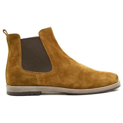 Bottines Chelsea en daim (cuir velours) marron clair pour homme, avec élastiques marron foncé et semelle fine. Bottines Chelsea en daim (cuir velours) marron clair pour homme, avec élastiques marron foncé et semelle fine.