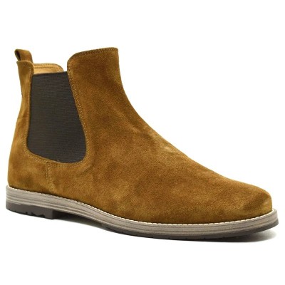 Bottines Chelsea en daim (cuir velours) marron clair pour homme, avec élastiques marron foncé et semelle fine. Bottines Chelsea en daim (cuir velours) marron clair pour homme, avec élastiques marron foncé et semelle fine.