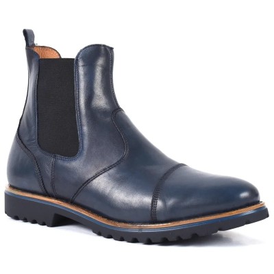 Bottine Chelsea en cuir bleu marine pour homme, avec bout rapporté, élastiques noirs et semelle crantée robuste. Bottine Chelsea en cuir bleu marine pour homme, avec bout rapporté, élastiques noirs et semelle crantée robuste.