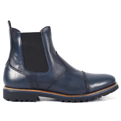 Bottine Chelsea en cuir bleu marine pour homme, avec bout rapporté, élastiques noirs et semelle crantée robuste. Bottine Chelsea en cuir bleu marine pour homme, avec bout rapporté, élastiques noirs et semelle crantée robuste.