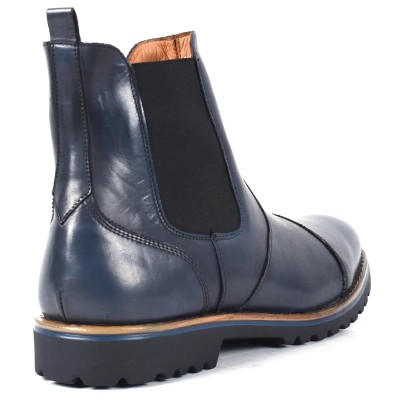 Bottine Chelsea en cuir bleu marine pour homme, avec bout rapporté, élastiques noirs et semelle crantée robuste. Bottine Chelsea en cuir bleu marine pour homme, avec bout rapporté, élastiques noirs et semelle crantée robuste.