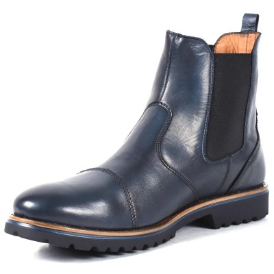 Bottine Chelsea en cuir bleu marine pour homme, avec bout rapporté, élastiques noirs et semelle crantée robuste. Bottine Chelsea en cuir bleu marine pour homme, avec bout rapporté, élastiques noirs et semelle crantée robuste.