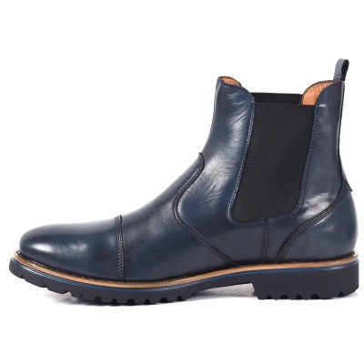 Bottine Chelsea en cuir bleu marine pour homme, avec bout rapporté, élastiques noirs et semelle crantée robuste. Bottine Chelsea en cuir bleu marine pour homme, avec bout rapporté, élastiques noirs et semelle crantée robuste.