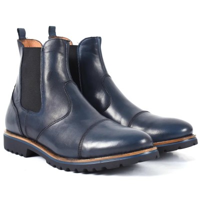 Bottine Chelsea en cuir bleu marine pour homme, avec bout rapporté, élastiques noirs et semelle crantée robuste. Bottine Chelsea en cuir bleu marine pour homme, avec bout rapporté, élastiques noirs et semelle crantée robuste.