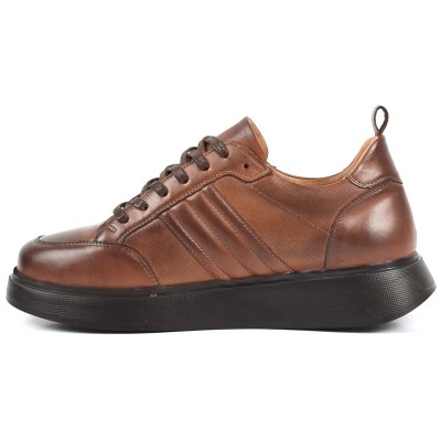 Chaussure de ville décontractée (Sneaker) en cuir marron patiné, avec semelle plateforme noire épaisse et perforations. Chaussure de ville décontractée (Sneaker) en cuir marron patiné, avec semelle plateforme noire épaisse et perforations.