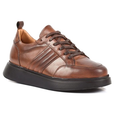 Chaussure de ville décontractée (Sneaker) en cuir marron patiné, avec semelle plateforme noire épaisse et perforations. Chaussure de ville décontractée (Sneaker) en cuir marron patiné, avec semelle plateforme noire épaisse et perforations.