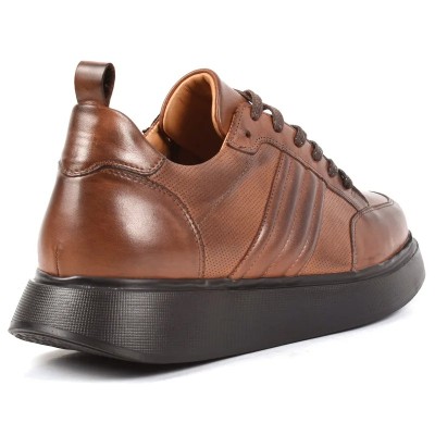 Chaussure de ville décontractée (Sneaker) en cuir marron patiné, avec semelle plateforme noire épaisse et perforations. Chaussure de ville décontractée (Sneaker) en cuir marron patiné, avec semelle plateforme noire épaisse et perforations.