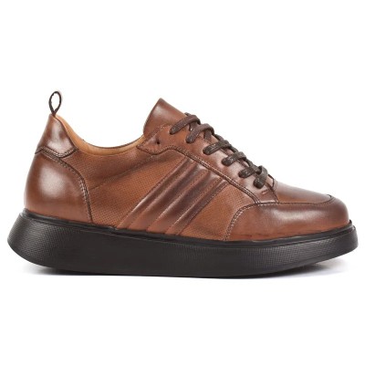 Chaussure de ville décontractée (Sneaker) en cuir marron patiné, avec semelle plateforme noire épaisse et perforations. Chaussure de ville décontractée (Sneaker) en cuir marron patiné, avec semelle plateforme noire épaisse et perforations.