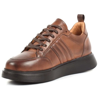 Chaussure de ville décontractée (Sneaker) en cuir marron patiné, avec semelle plateforme noire épaisse et perforations. Chaussure de ville décontractée (Sneaker) en cuir marron patiné, avec semelle plateforme noire épaisse et perforations.