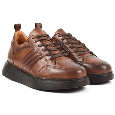 Chaussure de ville décontractée (Sneaker) en cuir marron patiné, avec semelle plateforme noire épaisse et perforations. Chaussure de ville décontractée (Sneaker) en cuir marron patiné, avec semelle plateforme noire épaisse et perforations.