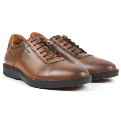 Chaussure Derby en cuir marron cognac patiné pour homme, à lacets marron foncé et semelle noire confortable. Chaussure Derby en cuir marron cognac patiné pour homme, à lacets marron foncé et semelle noire confortable.