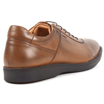 Chaussure Derby en cuir marron cognac patiné pour homme, à lacets marron foncé et semelle noire confortable. Chaussure Derby en cuir marron cognac patiné pour homme, à lacets marron foncé et semelle noire confortable.