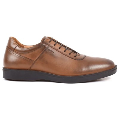 Chaussure Derby en cuir marron cognac patiné pour homme, à lacets marron foncé et semelle noire confortable. Chaussure Derby en cuir marron cognac patiné pour homme, à lacets marron foncé et semelle noire confortable.